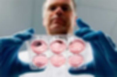梅毒可以通过试管来助孕，提供连续三次的阴性检查报告即可