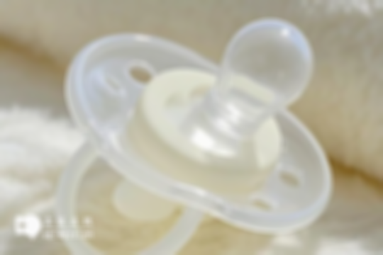 新生儿什么时间用安抚嘴最佳，切忌过早使用，易影响母乳喂养