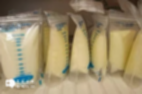育儿指南：宝宝喝不完的母乳可冷藏3-8天，保存方法及注意事项解析！