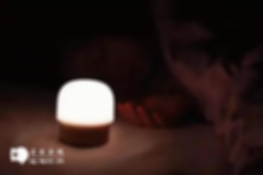 婴儿睡觉时开着灯都有哪些危害？专家解读：长期以往会降低免疫力，家长警惕！